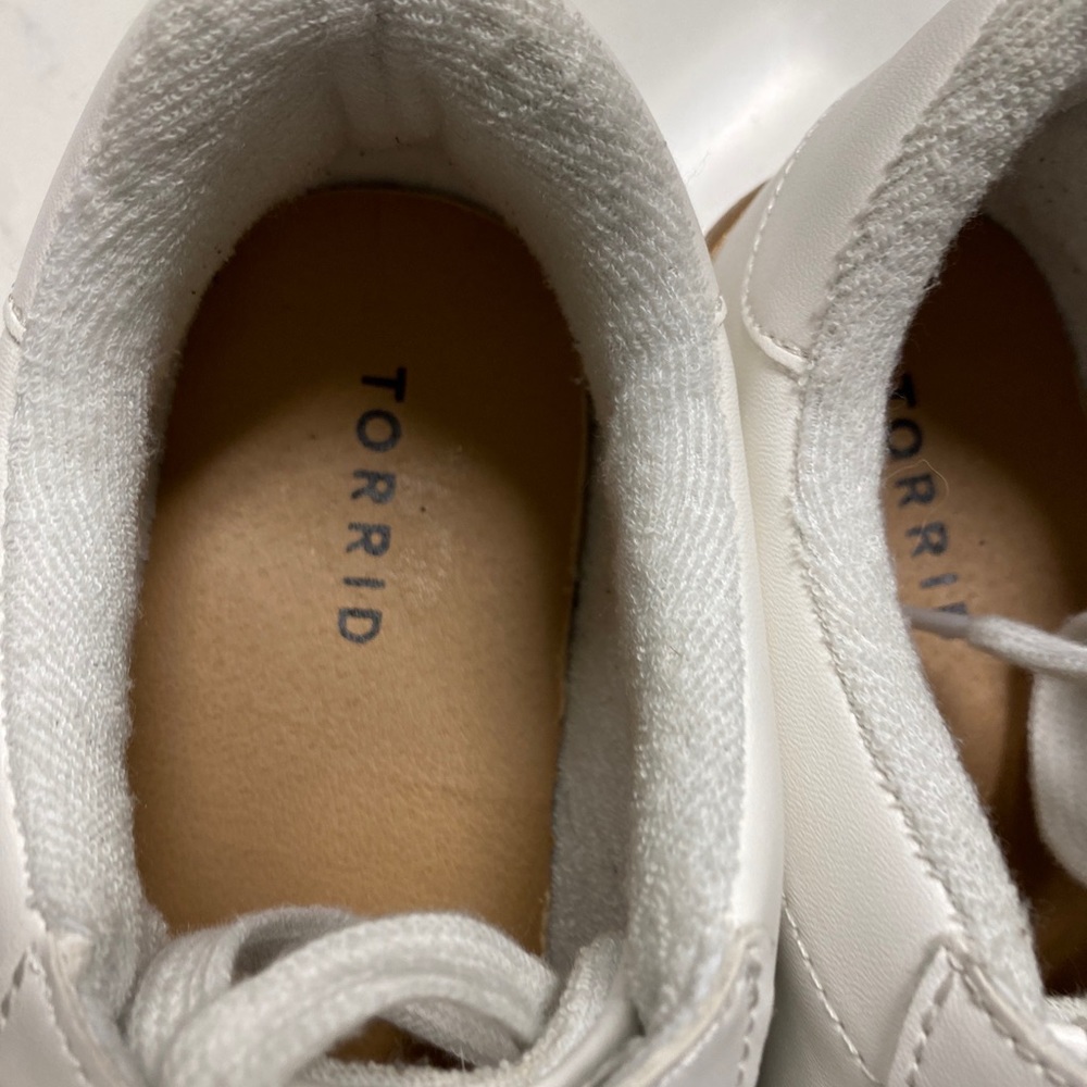 Torrid Size 8W White Faux Leather And Gold Sole Lace-Up Sneaker - Picture 10 of 11